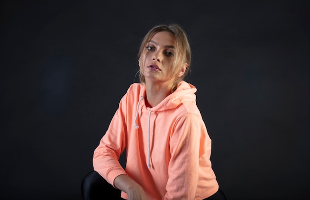 retrato de una mujer joven, en un estudio fotográfico