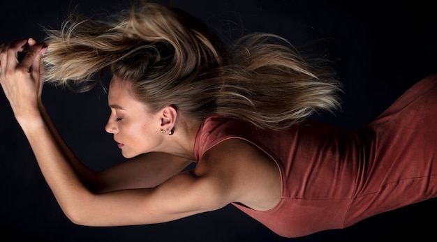 retrato de una mujer joven en el estudio sobre un fondo oscuro