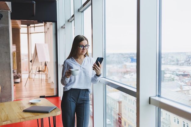 Retrato de una mujer joven y exitosa que resuelve problemas de negocios durante una conversación telefónica sentada en un café moderno Lindo interior disfruta de su tiempo libre en el café