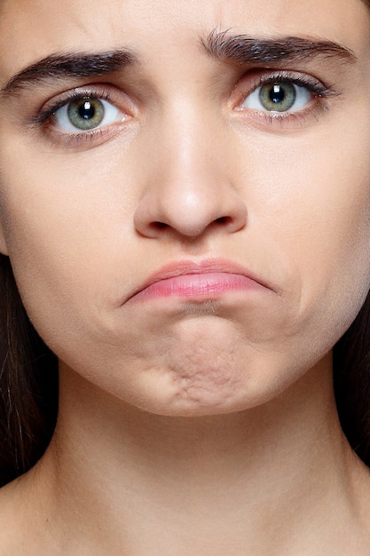 Retrato de mujer joven con expresión de tristeza conmocionada