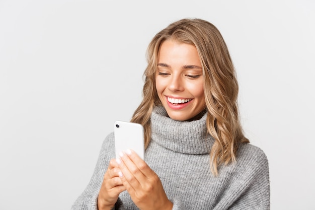 Retrato de mujer joven expresiva con móvil