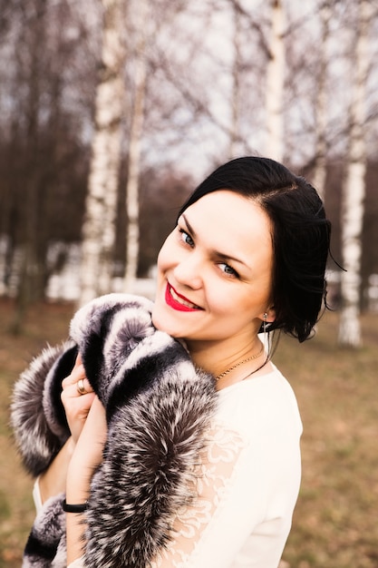 Retrato de mujer joven feliz afuera