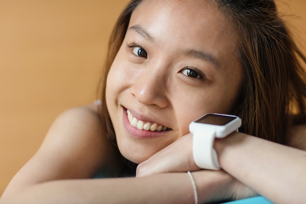 Retrato de mujer joven feliz en el aula