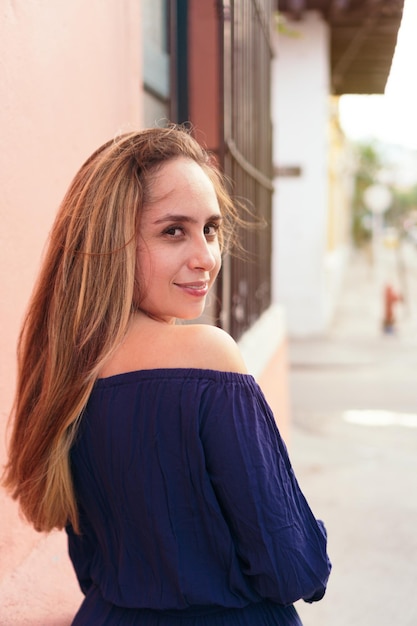 Retrato de mujer joven feliz en la ciudad