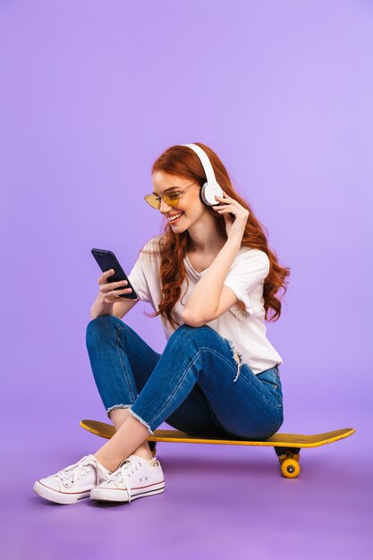 Retrato de una mujer joven feliz en gafas de sol