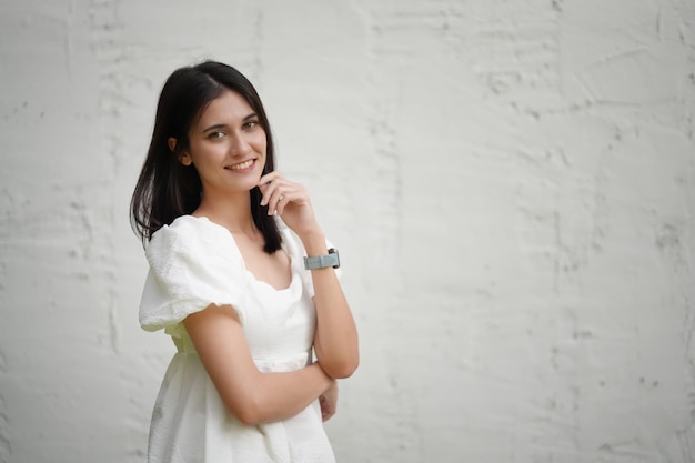 Retrato de mujer joven feliz mira a puerta cerrada