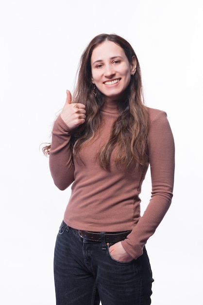 Foto retrato de mujer joven feliz mostrando el pulgar hacia arriba y sonriendo