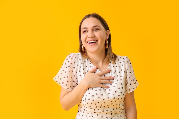 Retrato de mujer joven feliz en naranja