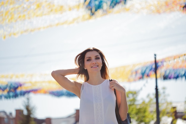 Retrato de mujer joven feliz en un paseo. Verano en la ciudad