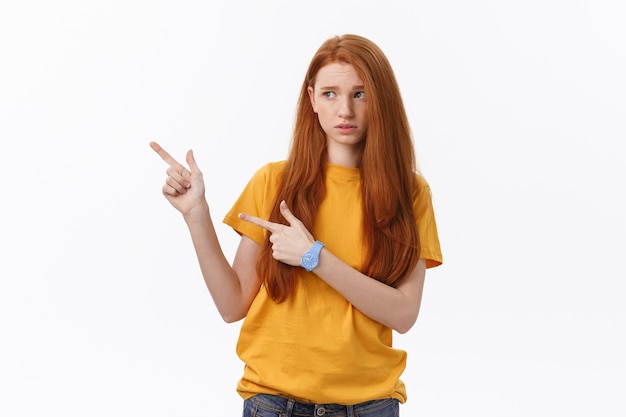 Retrato de mujer joven feliz que se encuentran aisladas sobre la pared blanca