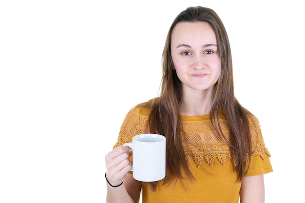 Foto retrato de mujer joven feliz con taza de té