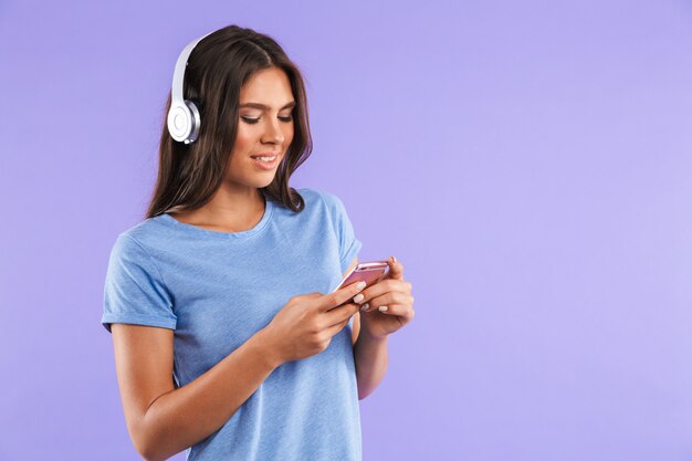 Retrato de una mujer joven feliz con teléfono móvil