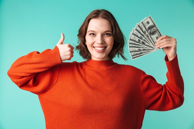 Retrato de una mujer joven feliz vestida con suéter