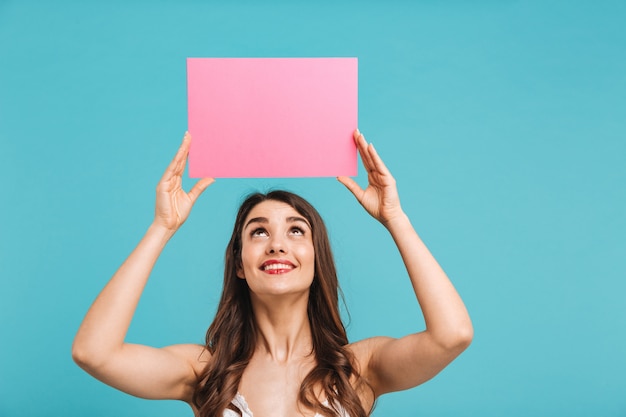 Retrato de una mujer joven feliz en vestido de verano