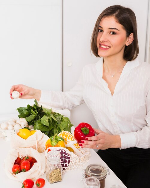 Foto retrato de mujer joven feliz con víveres