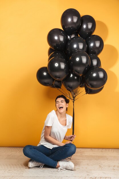 Retrato de una mujer joven feliz