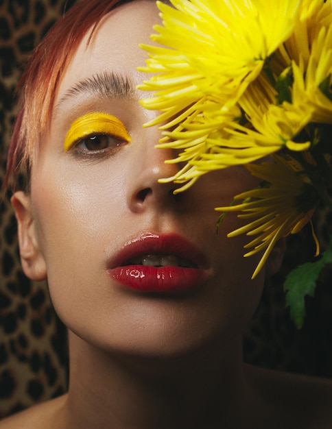 retrato, de, mujer joven, con, flor amarilla