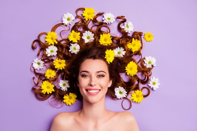 Retrato, mujer joven, con, flores, en, pelo