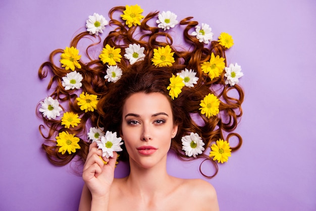Retrato, mujer joven, con, flores, en, pelo