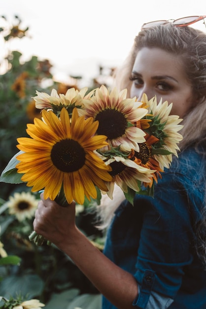 Foto retrato de una mujer joven con flores