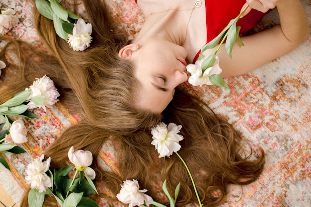 Foto retrato de una mujer joven con flores