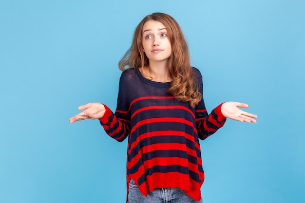 retrato, de, mujer joven, en, fondo azul