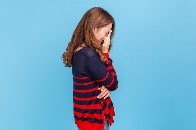 retrato, de, mujer joven, en, fondo azul