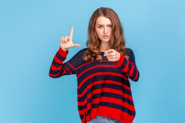 retrato, de, mujer joven, en, fondo azul