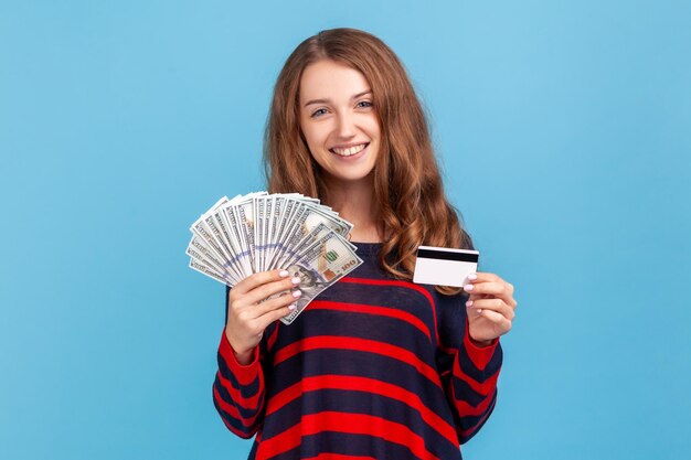 retrato, de, mujer joven, en, fondo azul