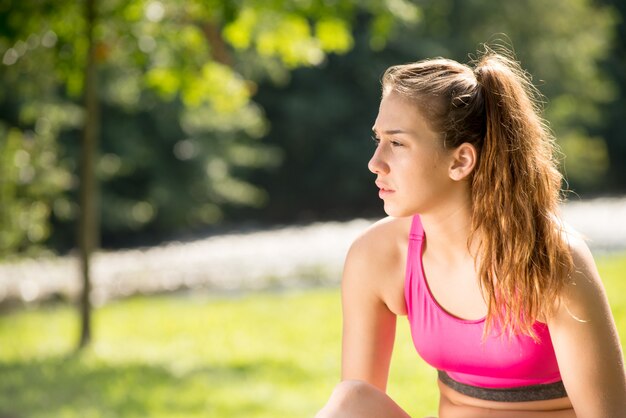 Retrato de mujer joven en forma al aire libre