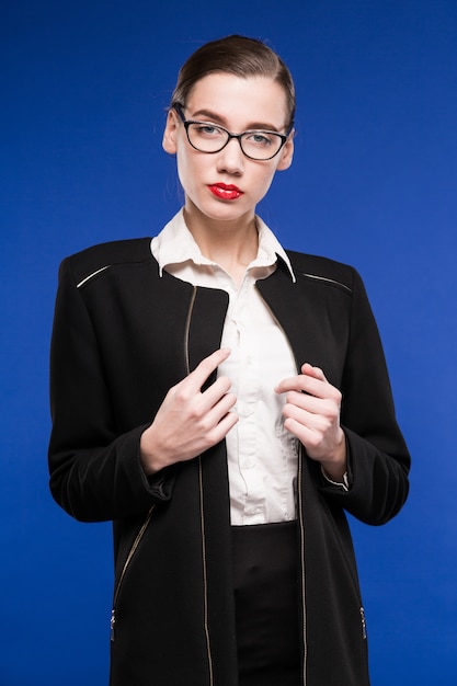 Retrato de una mujer joven con gafas y chaqueta