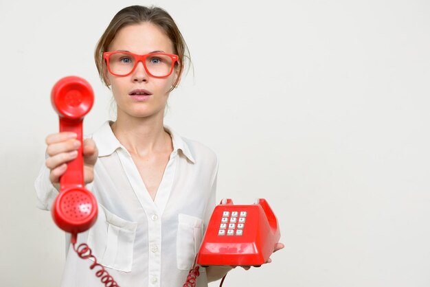 Foto retrato de una mujer joven con gafas contra un fondo blanco