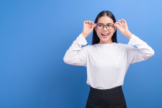 Un retrato de una mujer joven con gafas sobre azul, concepto de salud