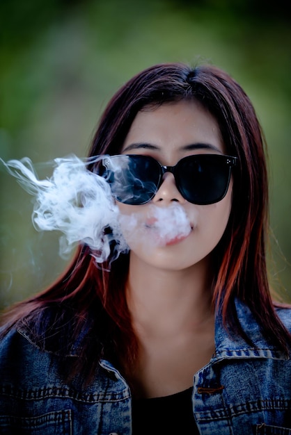 Foto retrato de una mujer joven con gafas de sol