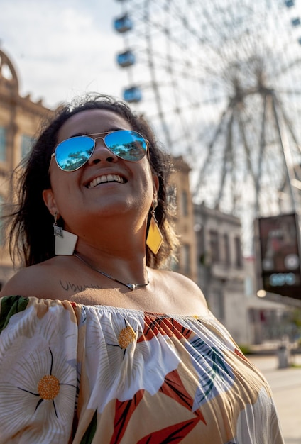 Foto retrato de una mujer joven con gafas de sol