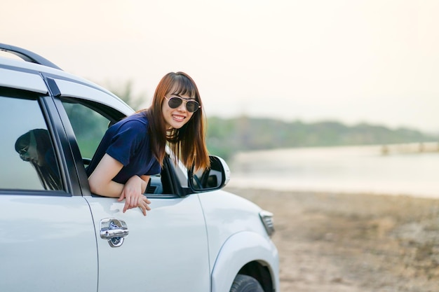 Foto retrato de una mujer joven con gafas de sol