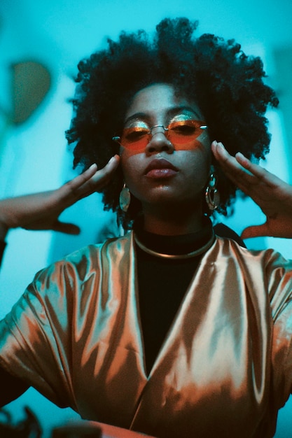 Retrato de una mujer joven con gafas de sol