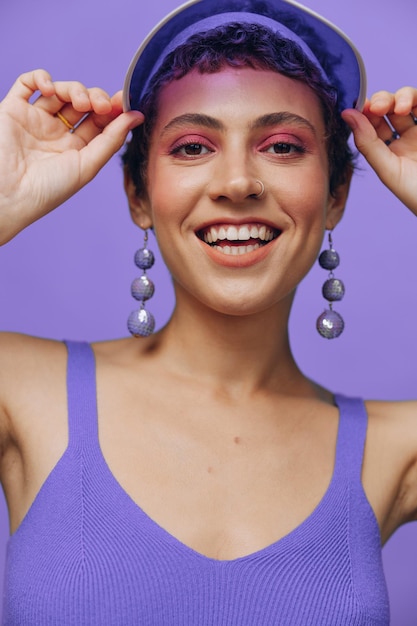 Retrato de una mujer joven con gafas de sol