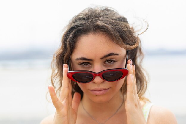 Retrato de mujer joven con gafas de sol