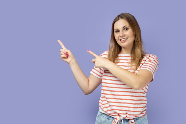 Retrato de una mujer joven gestando contra un fondo azul