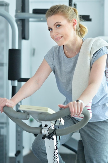 retrato, de, un, mujer joven, en, un, gimnasio