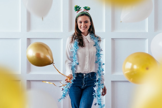 Retrato de mujer joven con globo celebrar Navidad o año nuevo