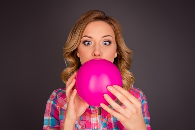 Retrato de mujer joven con globo