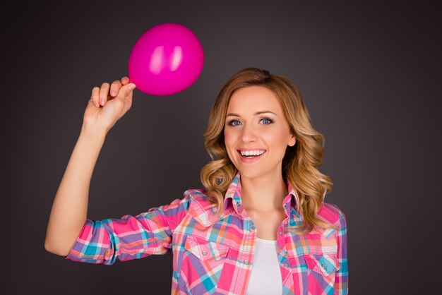 Retrato de mujer joven con globo