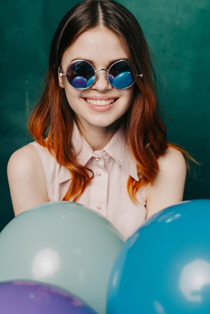 Foto retrato de una mujer joven con globos