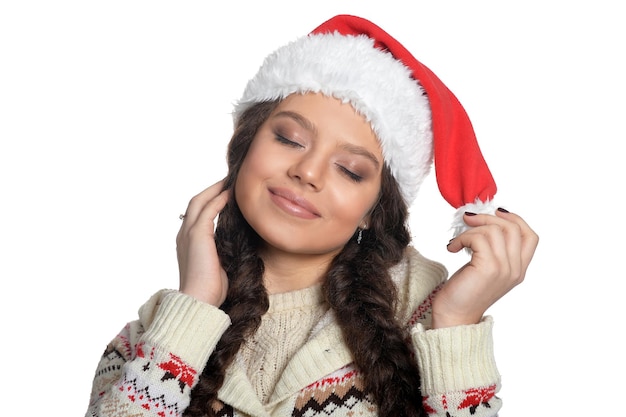 Retrato de mujer joven con gorro de Papá Noel aislado sobre fondo blanco.