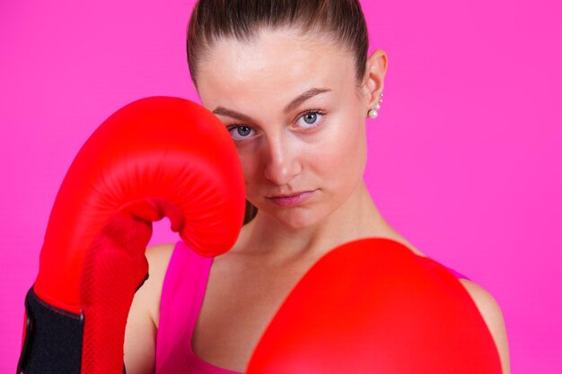 retrato, de, mujer joven, con, guantes de boxeo