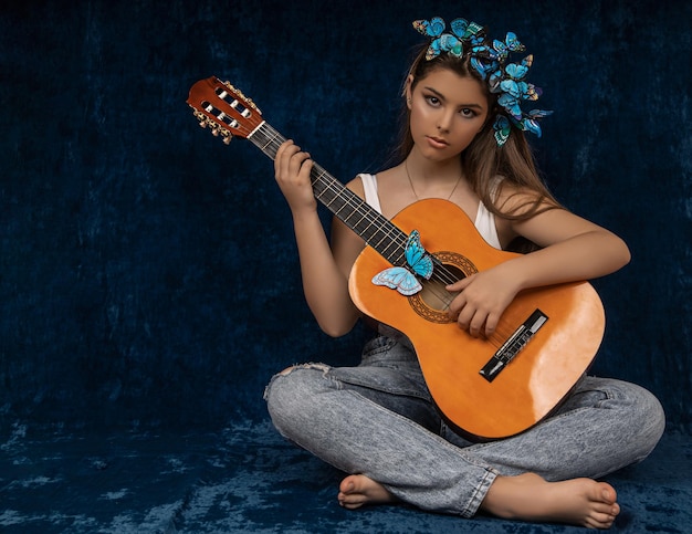 Foto retrato de una mujer joven con una guitarra