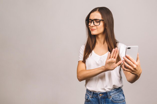 Foto retrato de mujer joven hablando por teléfono móvil