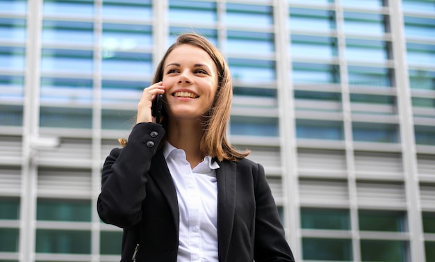 Retrato de una mujer joven hablando por teléfono